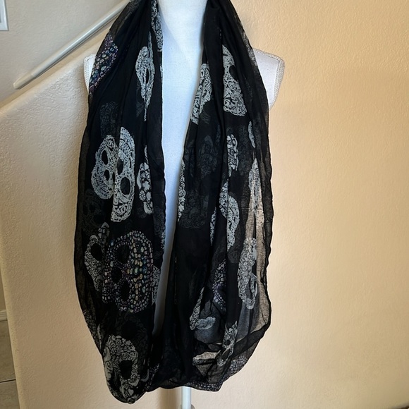 Sugar skull infinity scarf - Picture 2 of 4